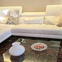 Divano con penisola in pelle pieno fiore