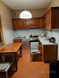 Cucina con elettrodomestici 