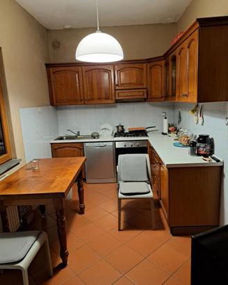 Cucina con elettrodomestici 