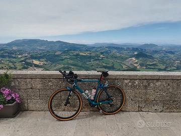 Gravel Rose BackRoad in carbonio con GRX 11v
