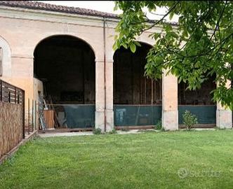Magazzino più terreno