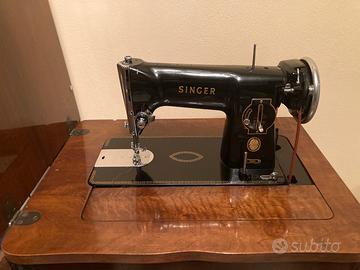 Singer a pedale, accessori e libro ricamo antico