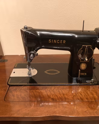 Singer a pedale, accessori e libro ricamo antico