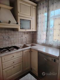 cucina con elettrodomestici 