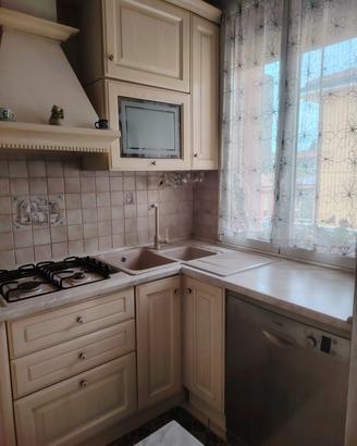 cucina con elettrodomestici 