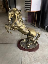 Statua decorativa cavallo rampante finitura bronza