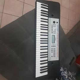 Pianola Yamaha con supporto e sgabello