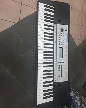 Pianola Yamaha con supporto e sgabello
