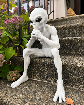 Statua Alieno Seduto XXL – Decorazione UFO Stampat