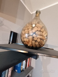 Damigiana piena di tappi