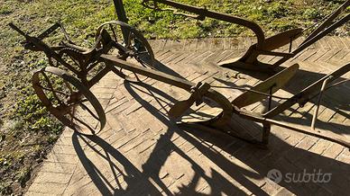 ARATRO ANTICO FORGIATO A MANO CON RUOTE