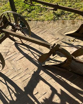 ARATRO ANTICO FORGIATO A MANO CON RUOTE