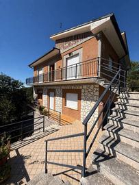Villa di 236 m² con più di 5 locali e box auto a C