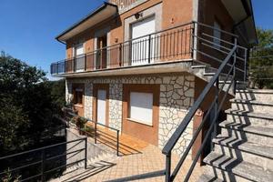 Villa di 236 m² con più di 5 locali e box auto a C