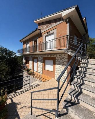 Villa di 236 m² con più di 5 locali e box auto a C