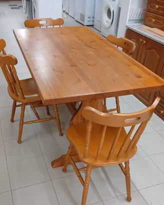 tavolo in legno massello e 5 sedie
