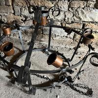 due grandi lampadari antichi in ferro