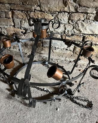 due grandi lampadari antichi in ferro