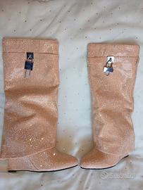 Stivali TALAINE stile "shark lock" a punta con Str