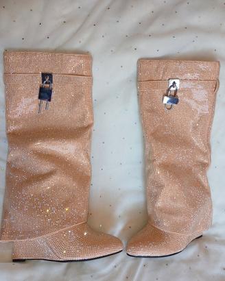 Stivali TALAINE stile "shark lock" a punta con Str