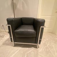 Poltrona LC 2 in pelle nera Le Corbusier