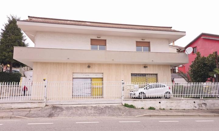 CASA SINGOLA CON GIARDINO E LOCALE COMMERCIALE EUR