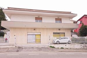 CASA SINGOLA CON GIARDINO E LOCALE COMMERCIALE EUR