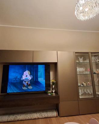 Parete attrezzata living con vetrina LED