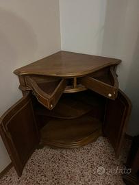 Mobile in legno ad angolo