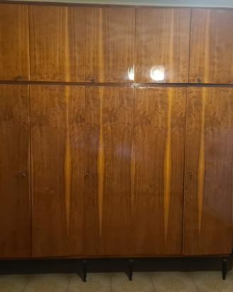 Grande armadio vintage in legno con sopralzo