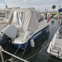 Motoscafo semi cabinato con motore