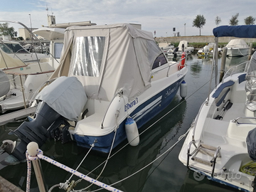 Motoscafo semi cabinato con motore