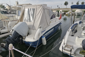 Motoscafo semi cabinato con motore