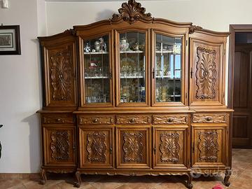 Mobile soggiorno con tavolo e sedie