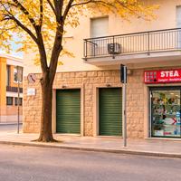 Locale con vetrina su viale Umberto I