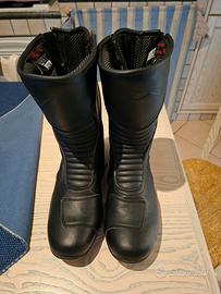 Stivale moto uomo e donna leggi