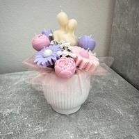 Vaso con fiori e coppia abbracciata in cera
