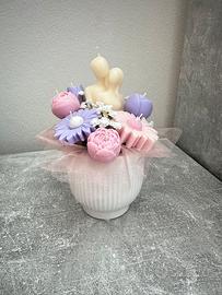 Vaso con fiori e coppia abbracciata in cera