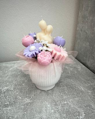Vaso con fiori e coppia abbracciata in cera