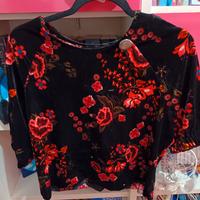 Maglietta nera con fiori colorati in velluto