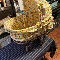 Vecchio passeggino in vimini