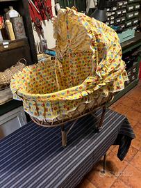 Vecchio passeggino in vimini