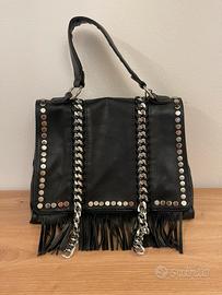Borsa stile rock/boho nera con frange e catene