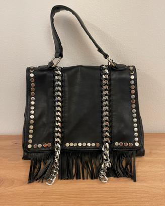 Borsa stile rock/boho nera con frange e catene