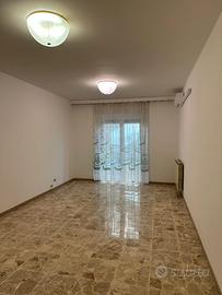 Ampia stanza uso ufficio in appartamento condiviso