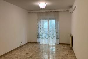 Ampia stanza uso ufficio in appartamento condiviso