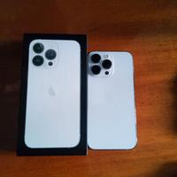 Iphone 13 Pro con 7 custodie 