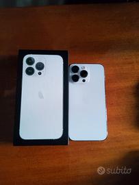 Iphone 13 Pro con 7 custodie 