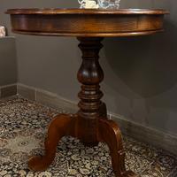 Tavolino d’arredamento in noce