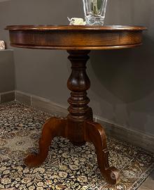 Tavolino d’arredamento in noce